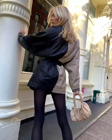 Sac avec plis beige de Elsa Hosk sur le compte Instagram de @hoskelsa