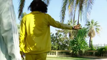 La veste de survetement jaune porté par charles vicomte dans la vidéo Lorenzo ft. Charles Vicomte - Champagne & Pétou