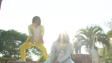 Le jogging jaune porté par Charles vicomte dans la vidéo Lorenzo ft. Charles Vicomte - Champagne & Pétou