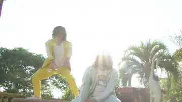 Le jogging jaune porté par Charles vicomte dans la vidéo Lorenzo ft. Charles Vicomte - Champagne & Pétou