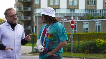 Le tee shirt bleu avec perroquet porté par Lorenzo dans la vidéo Lorenzo - Zap Du Sale #3