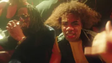 La doudoune sans manches de Gambi dans le clip Gambi - Dans l'espace feat. Heuss l'Enfoiré (Clip officiel)