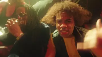 La doudoune sans manches de Gambi dans le clip Gambi - Dans l'espace feat. Heuss l'Enfoiré (Clip officiel)