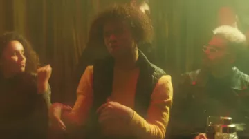 Le pull en laine jaune de Gambi dans le clip Gambi - Dans l'espace feat. Heuss l'Enfoiré (Clip officiel)