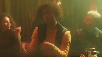 Le pull en laine jaune de Gambi dans le clip Gambi - Dans l'espace feat. Heuss l'Enfoiré (Clip officiel)
