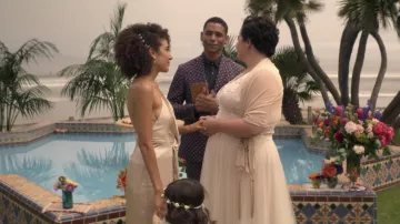 Vestido de novia usado por Lucy (Marielle Scott) como se ve en YOU (S02E10)