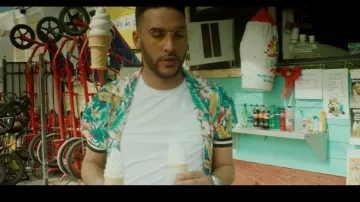 Le tee shirt simple blanc porté par Heuss l'Enfoiré dans la vidéo Heuss L'enfoiré - Les Méchants (Clip Officiel)