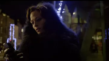 Manteau de fourrure de Irene Adler (Lara Pulver) dans Sherlock (S02E01)