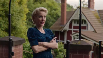Robe en velours bleu dans la garde-robe de Jean Milburn (Gillian Anderson) de la série télévisée Sex Education (Saison 2 Épisode 5)