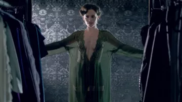 Vert Robe de Irene Adler (Lara Pulver) dans Sherlock (S02E01)