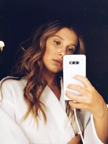 El teléfono Samsung Galaxy S10 de Millie Bobby Brown en su cuenta de Instagram @milliebobbybrown el 16/01/2020