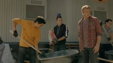 Noir et blanc à capuche porté par Hawk (Jacob Bertrand) dans Cobra Kai (S02E02)