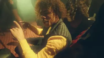 Pull Jaune de Gambi dans Gambi - Dans l'espace feat. Heuss l'Enfoiré (Clip officiel)