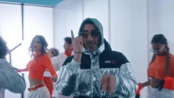 Doudoune gris métalisée de Heuss l'Enfoiré dans Gambi - Dans l'espace feat. Heuss l'Enfoiré (Clip officiel)