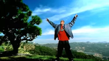 Veste jean's bleu de Jay-Z dans JAY-Z - I Just Wanna Love U (Give It 2 Me)