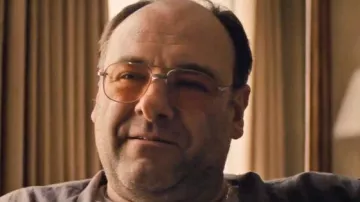 Eyeglasses smoke worn by Mickey (James Gandolfini) in the film Cogan : Killing Them Softly
