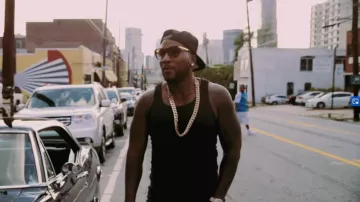 Collier en chaine doré de Jeezy dans Jeezy - Me OK (Explicit) (Official Music Video)