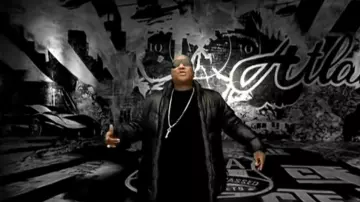 Collier clé argent de Jeezy dans Young Jeezy ft. R. Kelly - Go Getta (Official Video)
