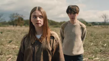 La veste en cuir marron de Alyssa (Jessica Barden) dans The End Of The F***ing World S01E03