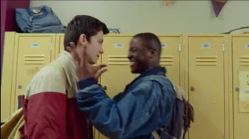 Mochila azul FJALLRAVEN en Educación Sexual (S02E04)