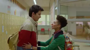 Le sac à dos Fjällräven porté par Ola Nyman (Patricia Allison) dans Sex Education (S02E04)