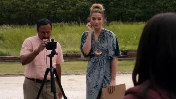 Zara Blue Grey Crossover Velvet Dress usado por Alexis Rose (Annie Murphy) en Schitt's Creek (S04E06)