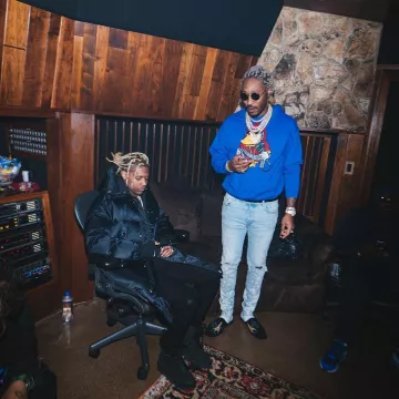 Balenciaga Jersey Negro Torre Eiffel Zapatillas del Futuro en la cuenta de Instagram @durkioworld