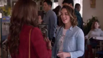 Blanc t-shirt porté par Angie d'Amato (Leighton Meester), en les Parents Célibataires Saison 2 Épisode 12