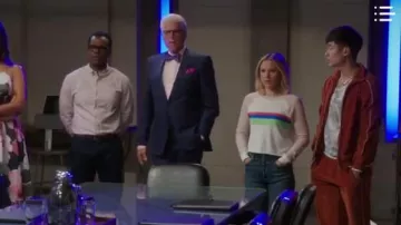 Sudadera de rayas rosas usada por Eleanor Shellstrop (Kristen Bell) en The Good Place Temporada 4 Episodio 11