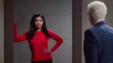 Rouge Pull en Cachemire porté par Vicky (Tiya Sircar) à La Bonne Place Saison 4 Épisode 11