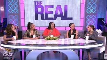 Asos curve Midi Wrap Dress usado por Loni Love en The Real 16 de enero de 2020