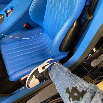 Jordan 1 Retro Fragment Friends and Family in Blue and Black de Travis Scott en la cuenta de Instagram @travisscott