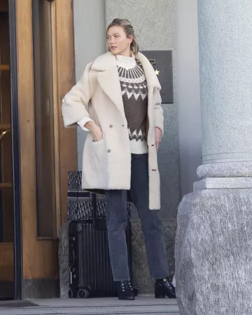 J Brand Elsa Hosk Sunday Mid Rise Straight Leg Jeans usados por Karlie Kloss St. Moritz 19 de enero de 2020