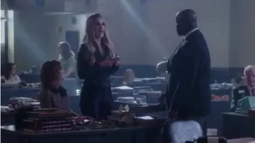 Pantalon Disco Noir porté par la Mauvaise Janet (D Arcy Carden) à La Bonne Place Saison 4 Épisode 11