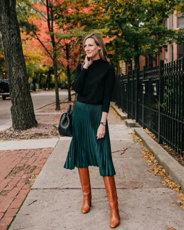 Falda plisada de Anna Jane Wisniewski en la cuenta de Instagram @seeannajane