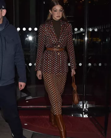Pendientes de plexiglás de Prada usados por Jelena Noura "Gigi" Hadid Prada Party en París 19 de enero de 2020