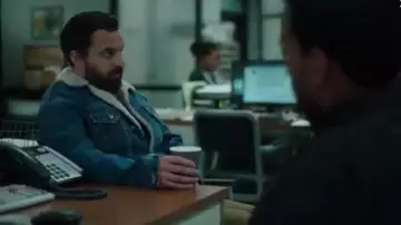 Chaqueta de mezclilla azul usada por Grey McConnell (Jake Johnson) en Stumptown Temporada 1 Episodio 11