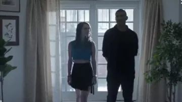 Falda negra de línea A usada por Beth Cassidy (Marlo Kelly) en Dare Me Temporada 1 Episodio 3