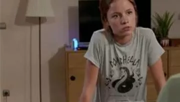 The t shirt "Coachella" H&M, Margot Robert (Marysol Fertard) in Tomorrow belongs to us (S01E02)