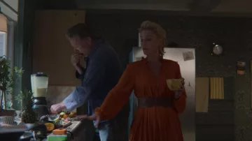 Vestido naranja usado por Jean Milburn (Gillian Anderson) en Sex Education (S02E04)