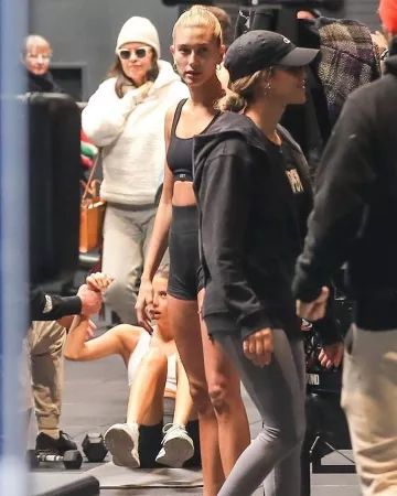 Set Active Motard courts métrages en Onyx porté par Hailey Baldwin Dogpound Gym 18 janvier 2020