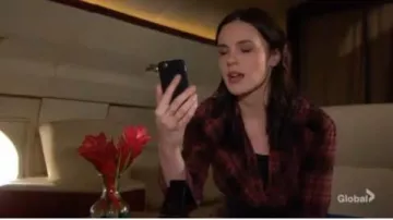 Vestido de camisa a cuadros de Todos los Santos usado por Tessa Porter (Cait Fairbanks) como se ve en The Young and the Restless 16 de enero de 2020