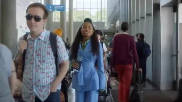 Pantalón de traje azul usado por Zoey Johnson (Yara Shahidi) en la temporada 3 Episodio 1
