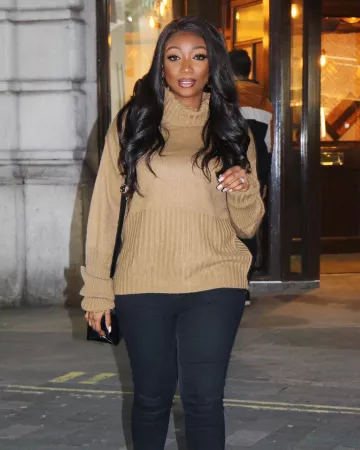 Topshop Holding Power Joni Jeans de Liz Williams en la cuenta de Instagram @lizlizlive