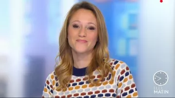 Le pull col rond en maille jacquard ocre de Julia Livage dans Télématin le 18.01.2020