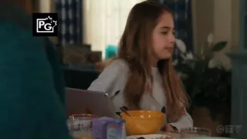 Sweat gris porté par Anna-Kat Otto (Julia Beurres) dans American Housewife Saison 4 Épisode 11