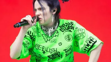 Green Graf­fi­ti Hood­ie worn by Billie Eilish in Billie Eilish - Funny Moments