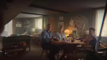 La chemise bleu ciel fluide de Jean Milburn (Gillian Anderson) dans Sex Education (Saison 2 Episode 1)