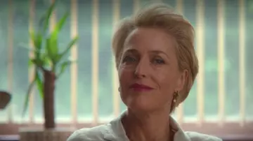 Les petites boucles d'oreilles créoles avec étoiles de Jean Milburn (Gillian Anderson) dans Sex Education (Saison 2 Episode 4)