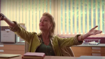 Pulsera Golden Rush de Jean Milburn (Gillian Anderson) en Educación Sexual (Temporada 2 Episodio 3)